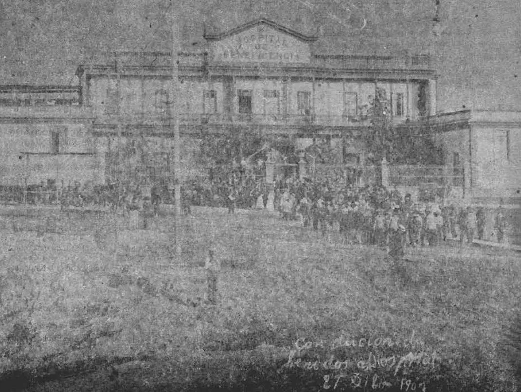 Conducción de heridos al Hospital (1907) — 1907 | Chile de Ayer