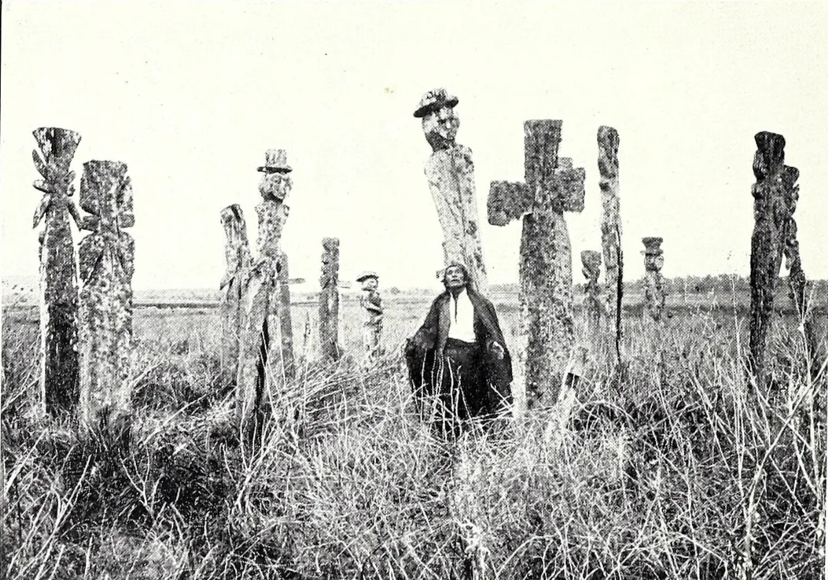 Araucanian cementery and priest called "Machi" — Temuco — 1904 | Chile de Ayer