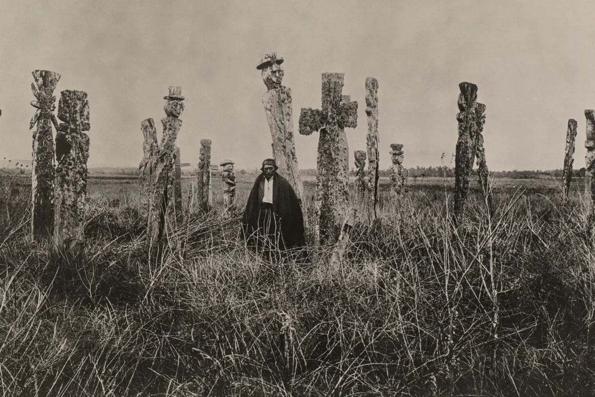 Araucanian man in graveyard — Temuco — 1922 | Chile de Ayer