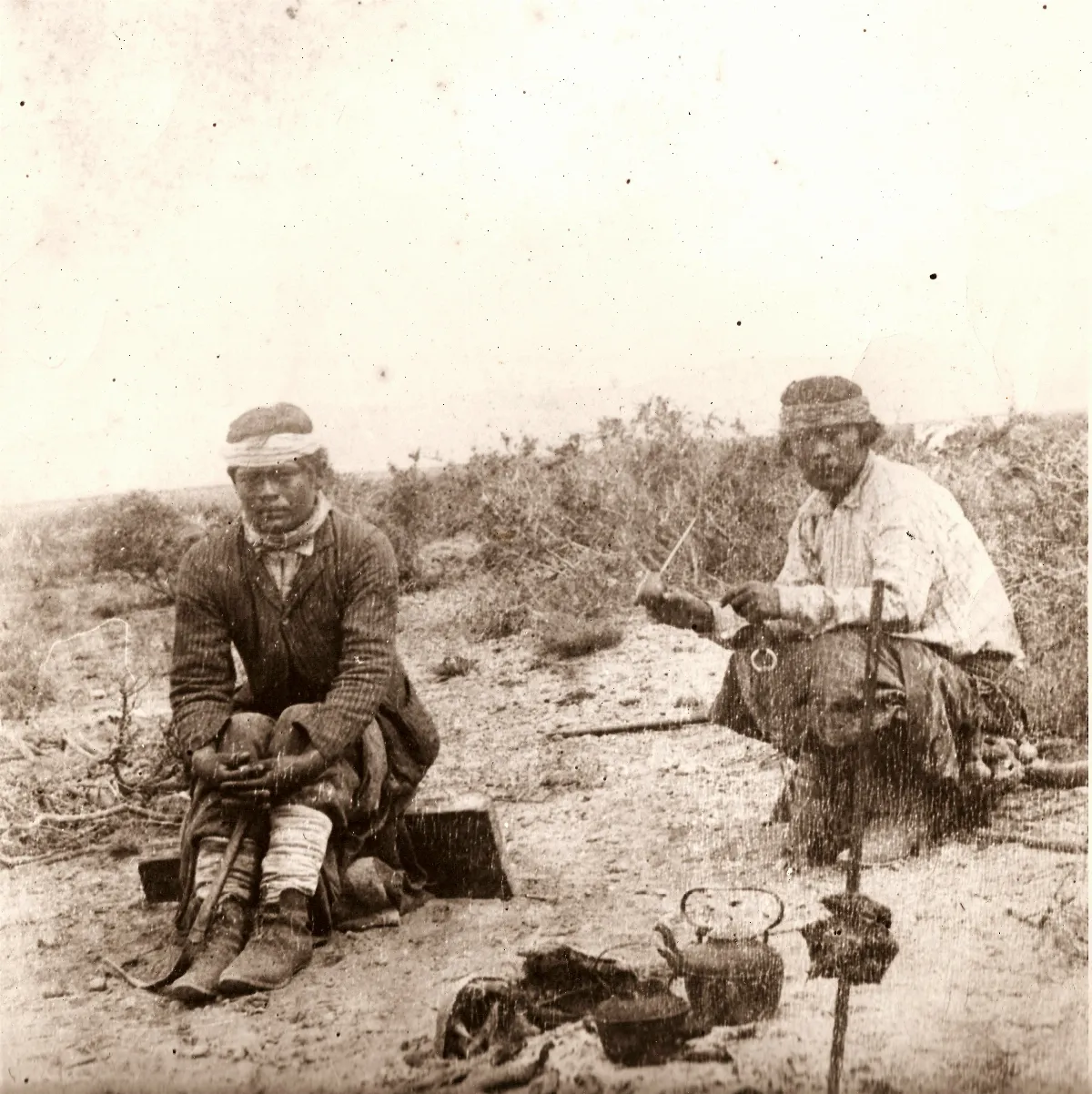 Argentina - Mapuches tomando mate en la pampa — Temuco — 1890 | Chile de Ayer