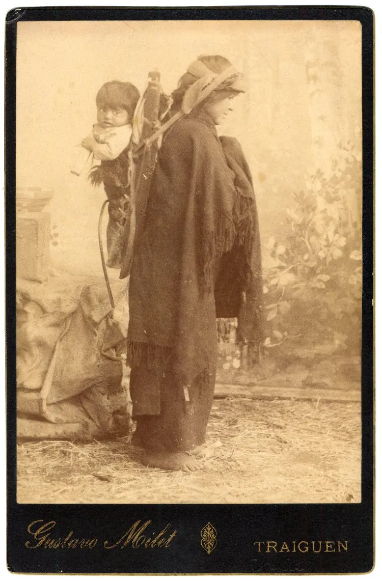 Madre e hijo Mapuche - Traiguen 1890 — Temuco — 1890 | Chile de Ayer