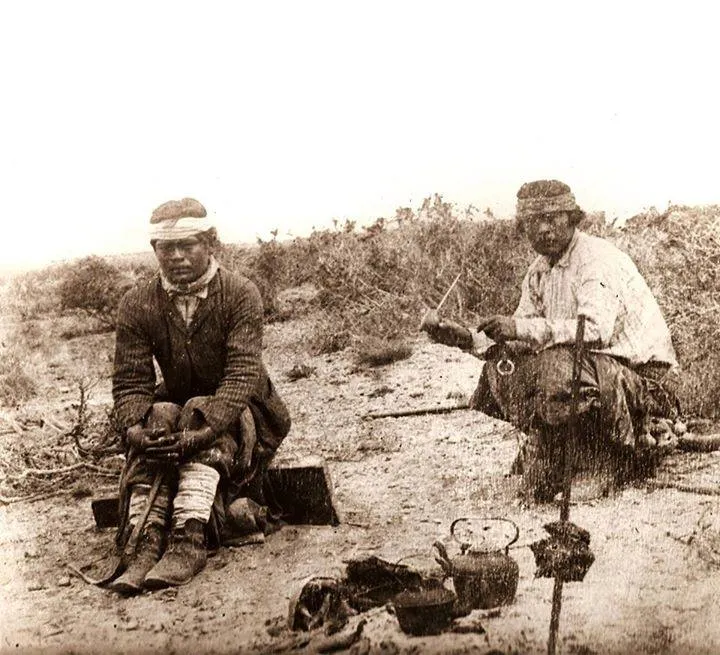 Mapuches tomando mate en la pampa mientras se asa la carne — Temuco — 1880 | Chile de Ayer