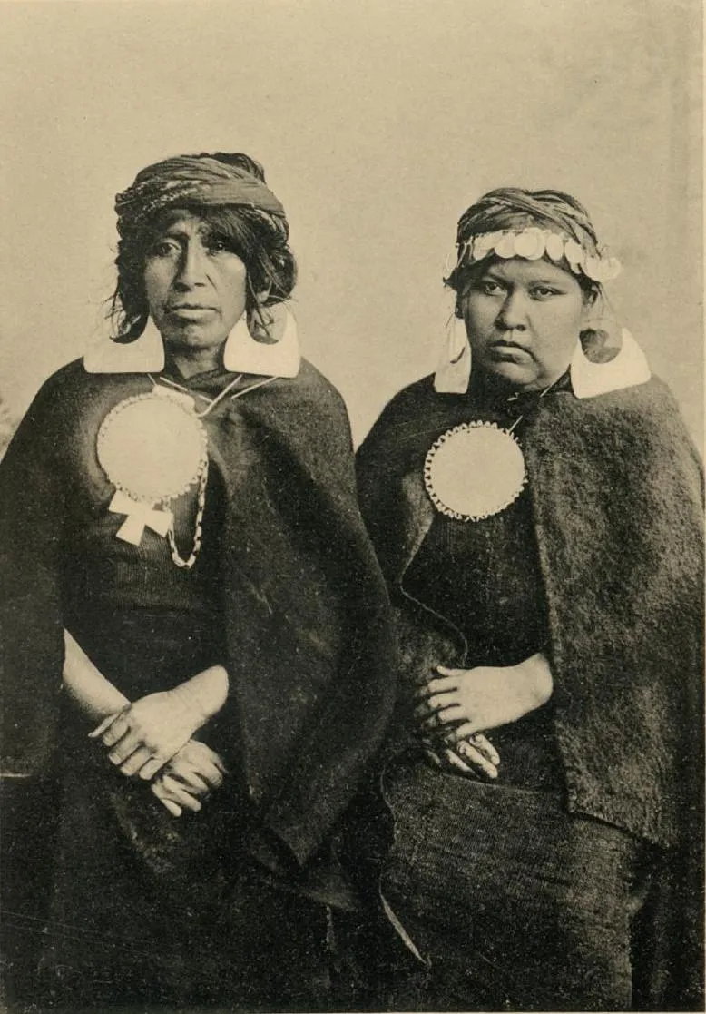 Mujeres Mapuches por Milet — Temuco — 1890 | Chile de Ayer
