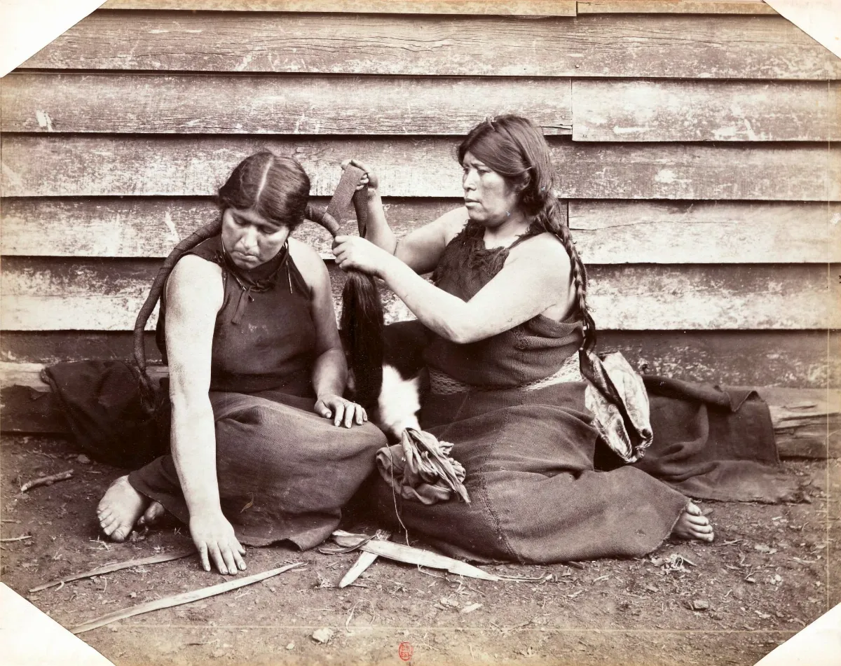 Mujeres mapuches peinándose — Temuco — 1908 | Chile de Ayer