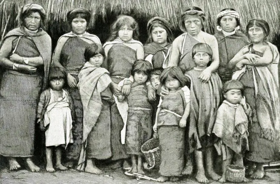 Mujeres y niños mapuches — Temuco — 1908 | Chile de Ayer