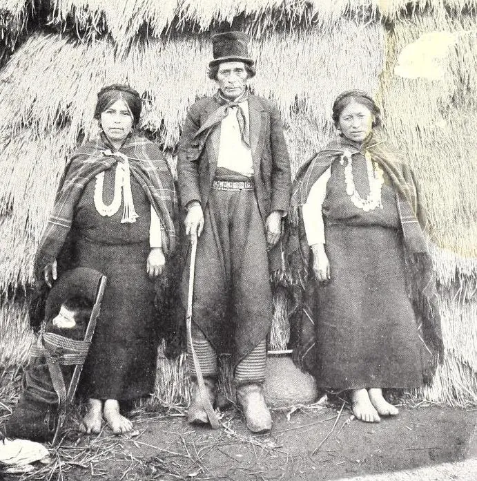 Araucanian cacique with his two favorite wives — 1904 | Chile de Ayer