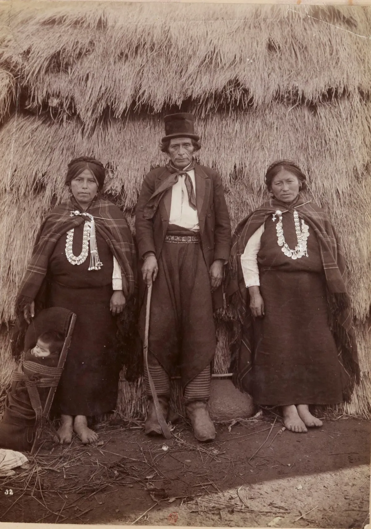 Lonco mapuche con esposa, hija y nieta — 1898 | Chile de Ayer