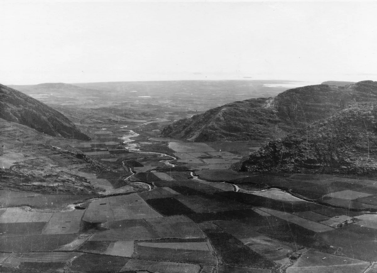 Aymaraåkrar i närheten av Titicacasjön som ses i bakgrunden. Exp. 1904-05. Lago Titicaca. Bolivia - SMVK - 002407 — 1904 | Chile de Ayer