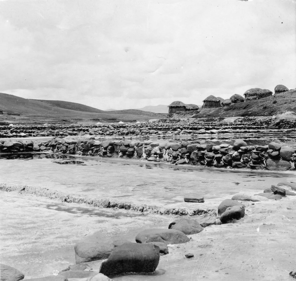 Saltdammar anlagda av aymaraindianer. Mellan Ulloma och Corocoro. Corocoro, Ulloma. Bolivia - SMVK - 002924 — 1904 | Chile de Ayer