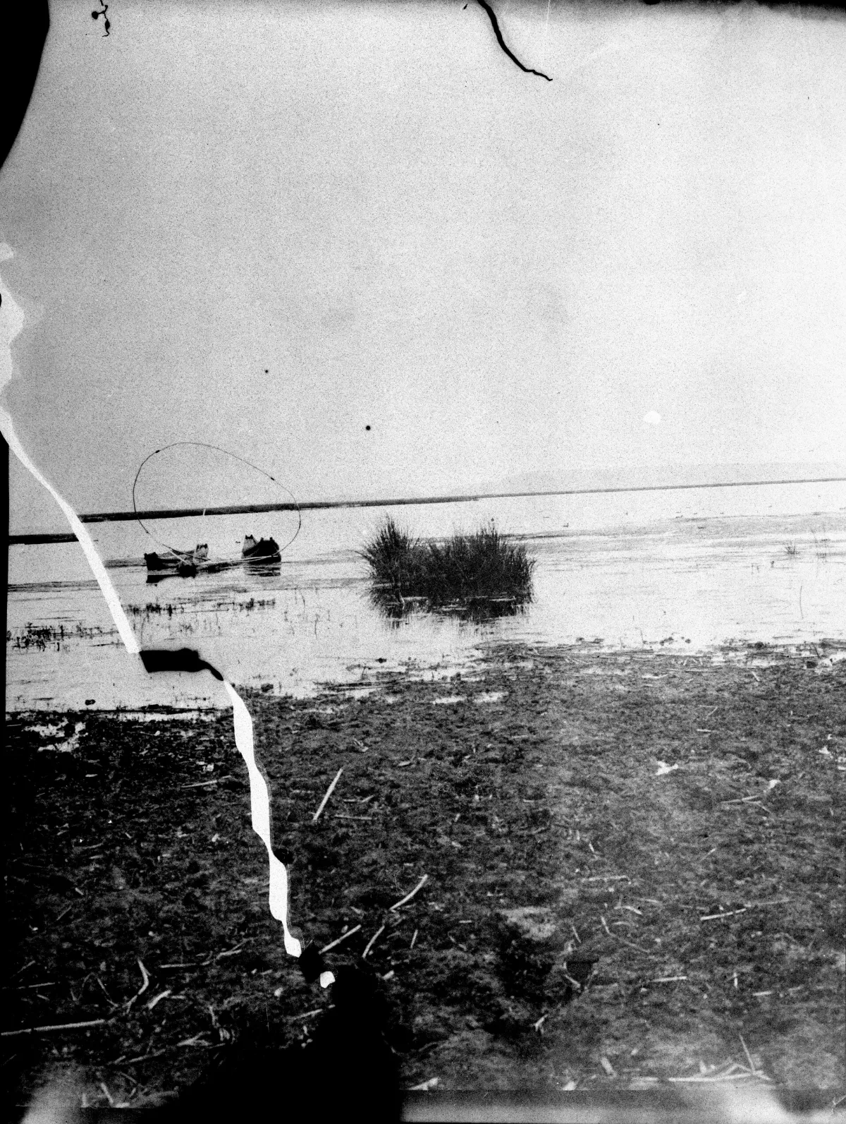 Strandbild med vassbåtar, balsas. Erhållen först efter restaurering negativ. Lago Titicaca - SMVK - 002355 — 1904 | Chile de Ayer