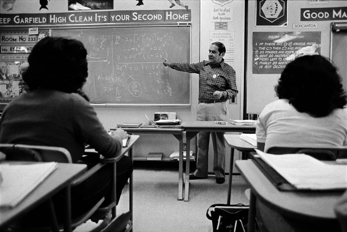 Jaime Escalante teaching, 1983 — 1983 | Chile de Ayer