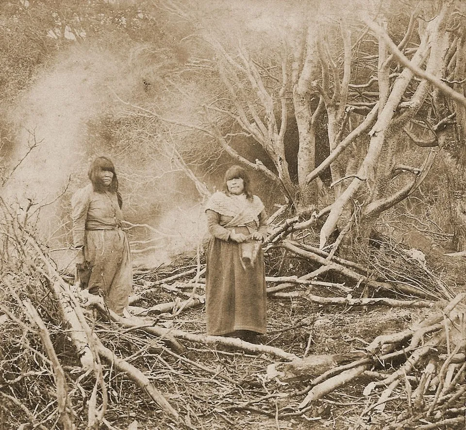 Archivo General de la Nación Argentina sin fecha Tierra del Fuego, mujeres onas — Tierra del Fuego — 1890 | Chile de Ayer
