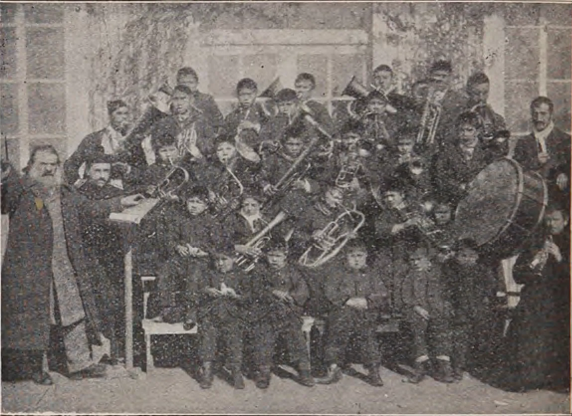 Banda de música de niños fueguinos. Misión Salesiana Dawson — Tierra del Fuego — 1924 | Chile de Ayer
