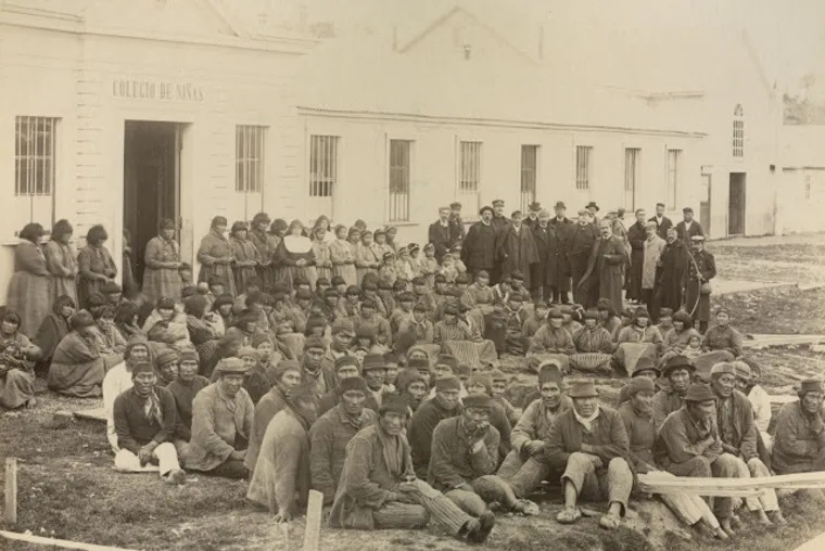 Fueguinos en Colegio Maria Auxiliadora — Tierra del Fuego — 1905 | Chile de Ayer
