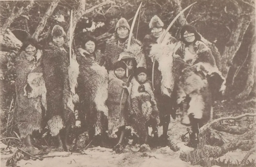 Groupe d´Indiens Ona — Tierra del Fuego — 1915 | Chile de Ayer