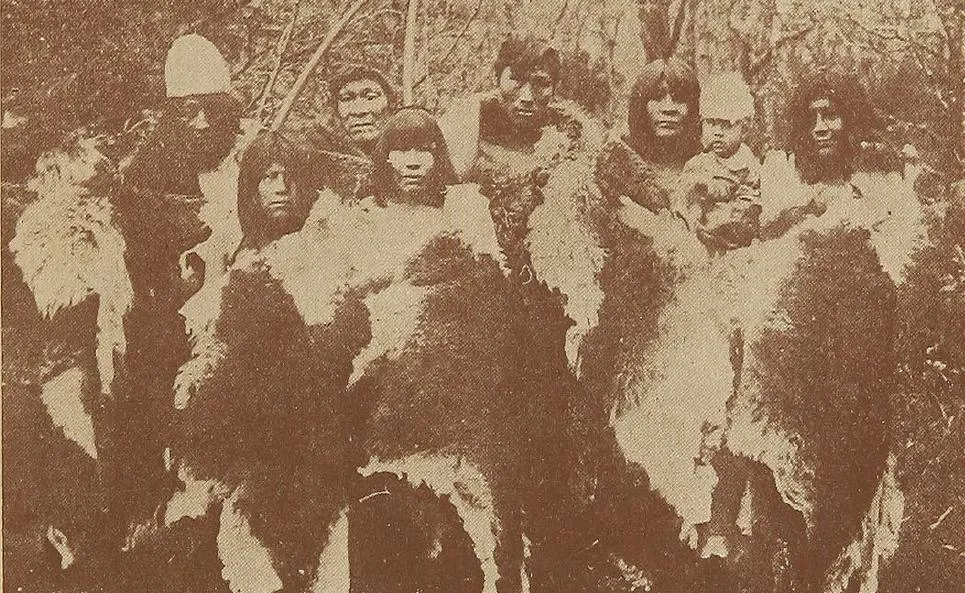 Onas con vestimentas (1938) — Tierra del Fuego — 1938 | Chile de Ayer