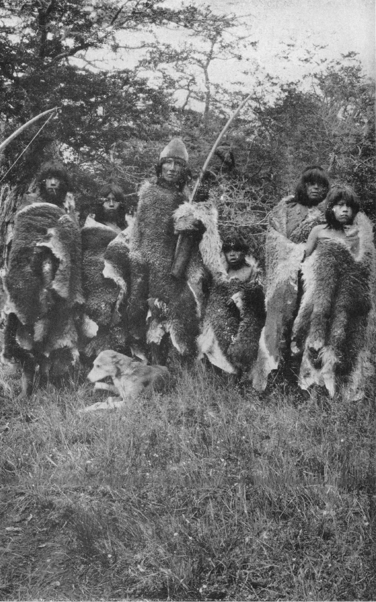 Onas por — Tierra del Fuego — 1917 | Chile de Ayer