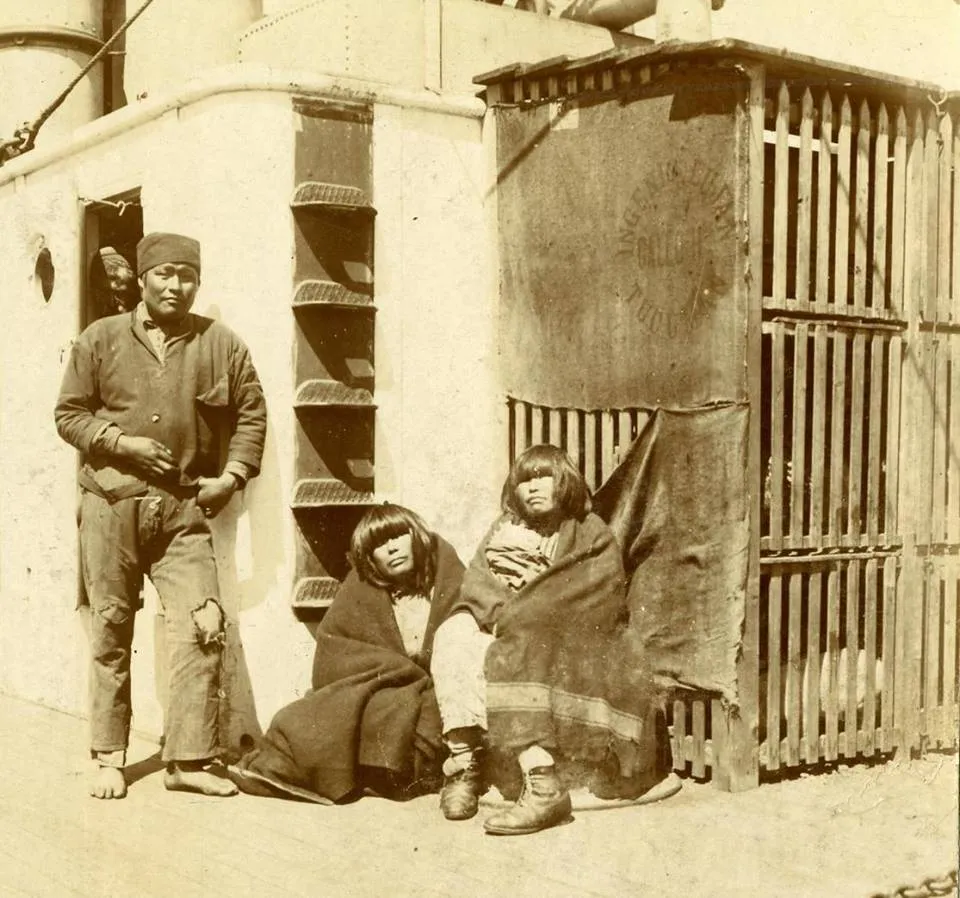 Transporte marítimo de pobladores fueguinos, c.1890 — Tierra del Fuego — 1890 | Chile de Ayer