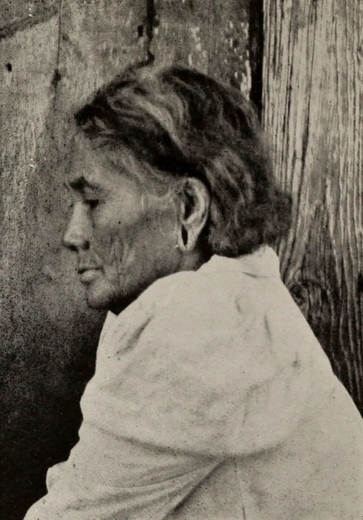An Old Woman Of Easter Island With Dilated Ear-Lobe, The Mystery of Easter Island, published 1919 — Isla de Pascua — 1914 | Chile de Ayer