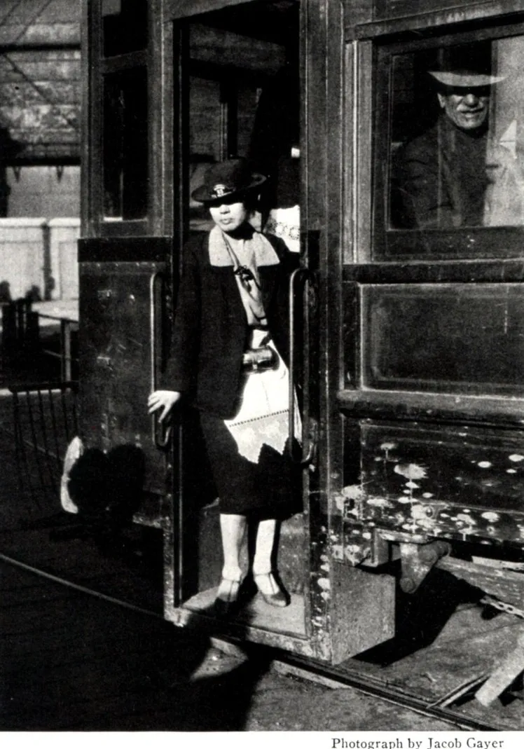Cobradora de tranvía de valparaíso, 1920 — 1920 | Chile de Ayer