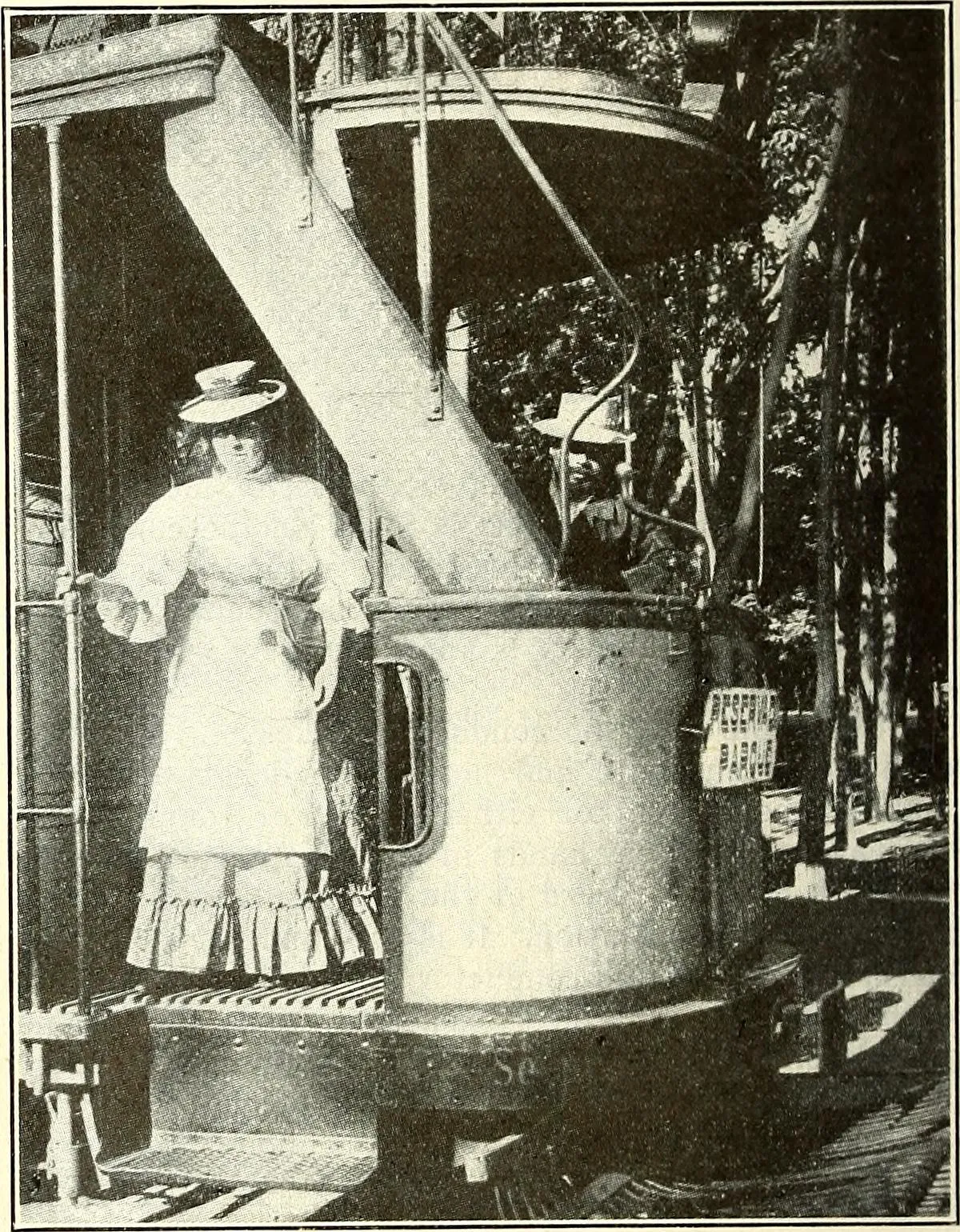 Electric railway journal - woman conductor at Valparaiso (1908) — 1908 | Chile de Ayer