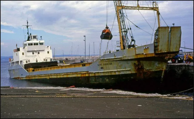 A coal boat at Bangor - geograph.org.uk - 565821 — 1986 | Chile de Ayer