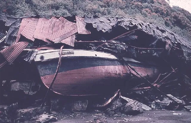 Un barco fue arrojado por la ola del tsunami en una casa - Corral, Otoño 1960 — Valdivia — 1960 | Chile de Ayer