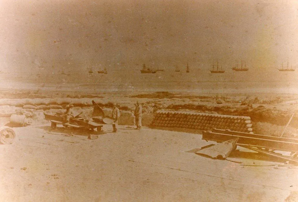 Una foto mas ampliada pero menos clara del Fuerte San Jose en Arica — Arica — 1880 | Chile de Ayer