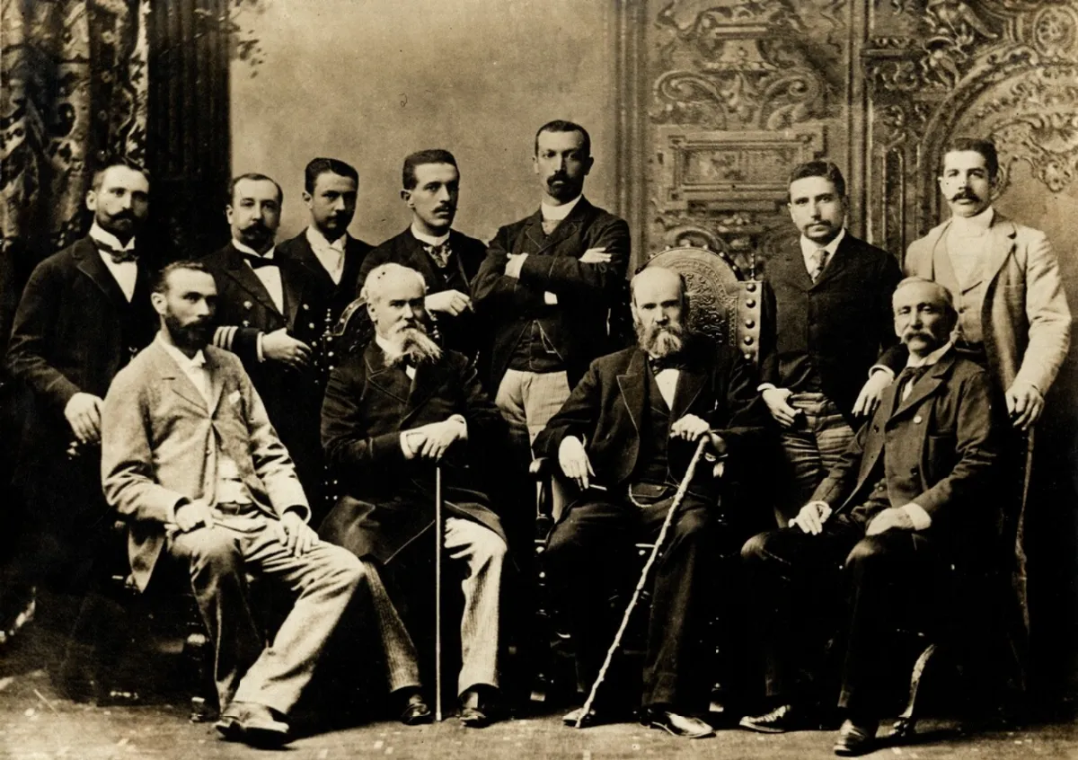 Comisión chileno-argentina de límites de 1890 Sentados al centro, los presidentes de la Comisión, Diego Barros Arana (Chile) y Octavio Picó (Argentina) — 1890 | Chile de Ayer