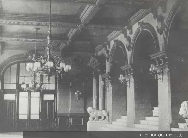 Foyer del segundo Teatro Victoria, 1895 — 1895 | Chile de Ayer
