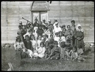 A Group of Easter Islanders Outside the Church Door, Oc,G.T.1648, Mana Expedition to Easter Island, British Museum — Isla de Pascua — 1914 | Chile de Ayer