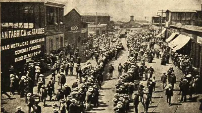 Chile Operarios en huelga abriendo calle para recibir a los obreros de la pampa, 1907 — 1907 | Chile de Ayer