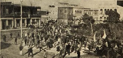 Huelgistas van a recibir a los nuevos grupos que vienen de la pampa — 1908 | Chile de Ayer