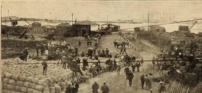 Obreros huelgistas esperan al Crucero Esmeralda — 1908 | Chile de Ayer