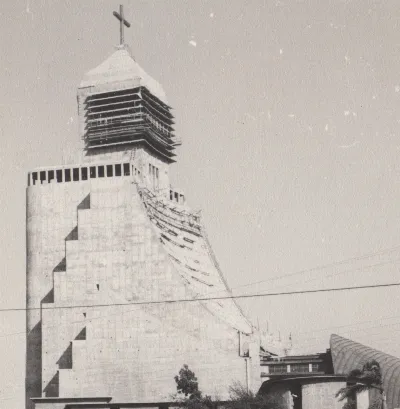 Templo Votivo de Maipú durante su construcción en 1976 (recorte) — 1976 | Chile de Ayer