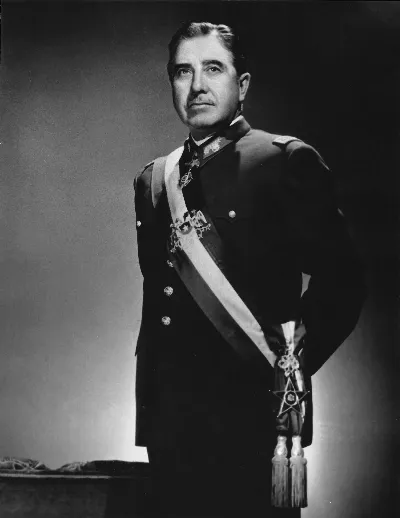 Augusto Pinochet foto oficial — 1974 | Chile de Ayer