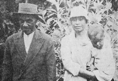 Juan Tepano, el artista de la Isla con su esposa y un hijo, 1927 — 1927 | Chile de Ayer