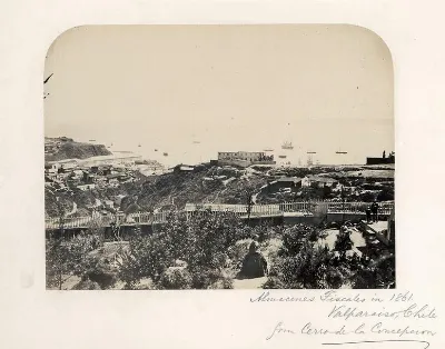 Primeros Almacenes Fiscales desde Cerro Concepción, 1861 — Municipalidad de Valparaíso — 1861 | Chile de Ayer