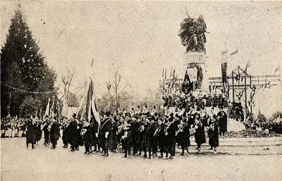 Estudiantina española en inaguracion monumento a Ercilla — 1910 | Chile de Ayer