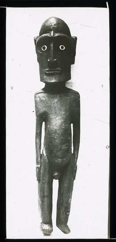 A wooden moai kavakava anthropomorphic figure carving with obsidian eyes set into fish vertebra sockets. Oc,G.T.1732, Mana Expedition to Easter Island, British Museum — Isla de Pascua — 1914 | Chile de Ayer