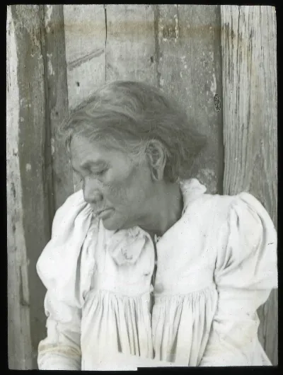 An Old Woman Of Easter Island With Dilated Ear-Lobe, Oc,G.T.1579, Mana Expedition to Easter Island, British Museum — Isla de Pascua — 1914 | Chile de Ayer