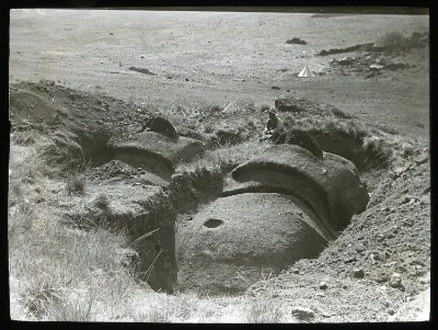 Chilean boy next to unexcavated moai, Rano Raraku, Oc,G.T.1643, Mana Expedition to Easter Island, British Museum — Isla de Pascua — 1914 | Chile de Ayer
