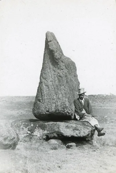 Juan Tepano, sitting beside a broken moai at Ahu Tongariki, Oc,G.T.1554, Mana Expedition to Easter Island, British Museum — Isla de Pascua — 1914 | Chile de Ayer