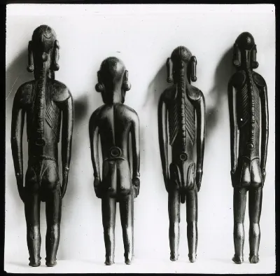 Lantern slide of the back of four wooden moai kavakava, representing Aku Aku spirits. Oc,G.T.1511, Mana Expedition to Easter Island, British Museum — Isla de Pascua — 1914 | Chile de Ayer