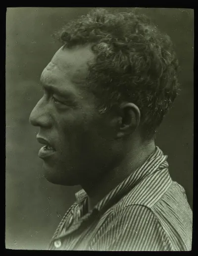 Portrait of a Polynesian man in profile, wearing a striped shirt; possibly from Easter Island, Oc,G.T.1586, Mana Expedition to Easter Island, British Museum — Isla de Pascua — 1914 | Chile de Ayer