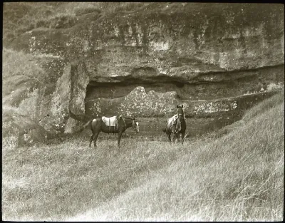 Two horses next to unfinished moai, Rano Raraku, Oc,G.T.2606, Mana Expedition to Easter Island, British Museum — Isla de Pascua — 1914 | Chile de Ayer