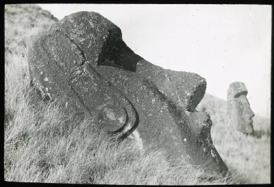 Two moai at Rano Raraku, Oc,G.T.1468, Mana Expedition to Easter Island, British Museum — Isla de Pascua — 1914 | Chile de Ayer