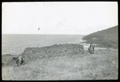 View of a hare moa made from stones with three or four small entrances; the sea in the view behind, Oc,G.T.1714, Mana Expedition to Easter Island, British Museum — Isla de Pascua — 1914 | Chile de Ayer