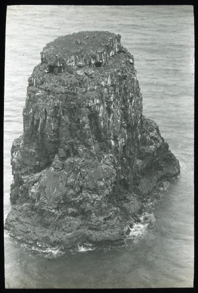 View of Marotiri from Poike, Oc,G.T.1628, Mana Expedition to Easter Island, British Museum — Isla de Pascua — 1914 | Chile de Ayer