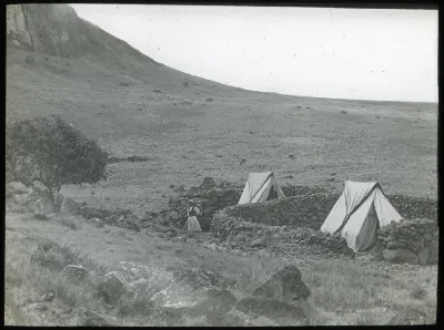 View of Routledge's field camp below the quarry; Rano Raraku, Oc,G.T.1537, Mana Expedition to Easter Island, British Museum — Isla de Pascua — 1914 | Chile de Ayer